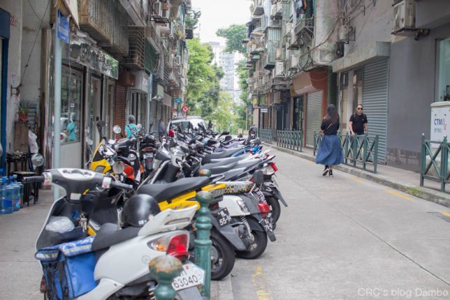 マカオのバイク駐輪風景