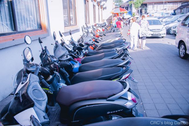 バイクがずらりと停められている様子